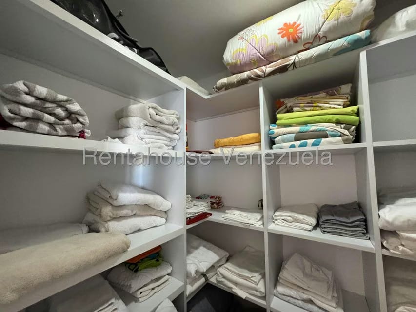 Casa (Multipes Niveles) en Venta en Lomas de La Lagunita, Distrito Metropolitano - 61