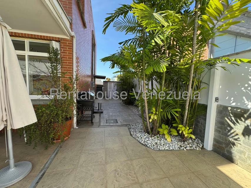 Casa (Multipes Niveles) en Venta en Lomas de La Lagunita, Distrito Metropolitano - 75