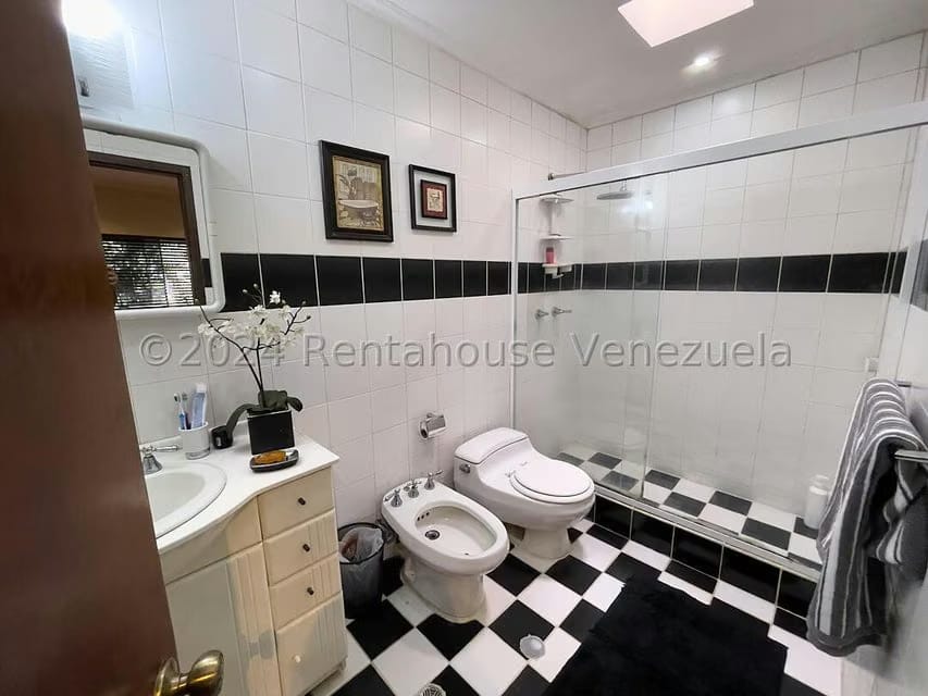Casa (Contemporaneo) en Venta en Parque Oripoto, Distrito Metropolitano - 17