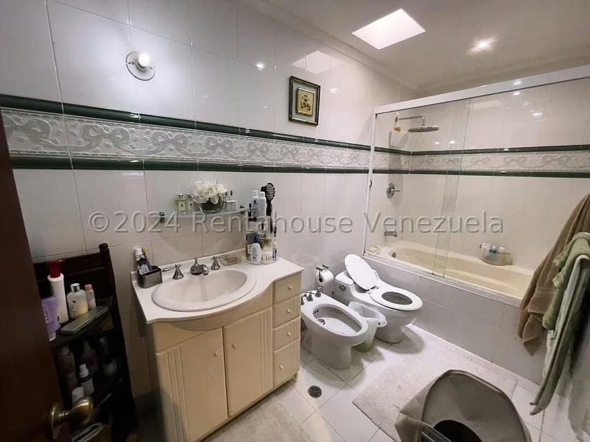 Casa (Contemporaneo) en Venta en Parque Oripoto, Distrito Metropolitano - 24