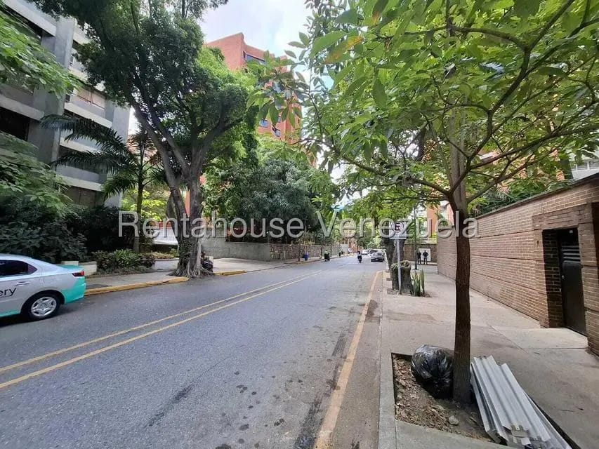 Apartamento (1 Nivel) en Alquiler en El Rosal, Distrito Metropolitano - 2