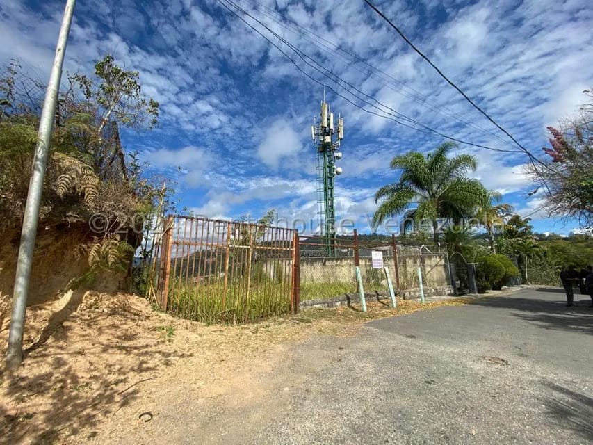 Terreno (Residencial) en Venta en Los Robles, Distrito Metropolitano - 2