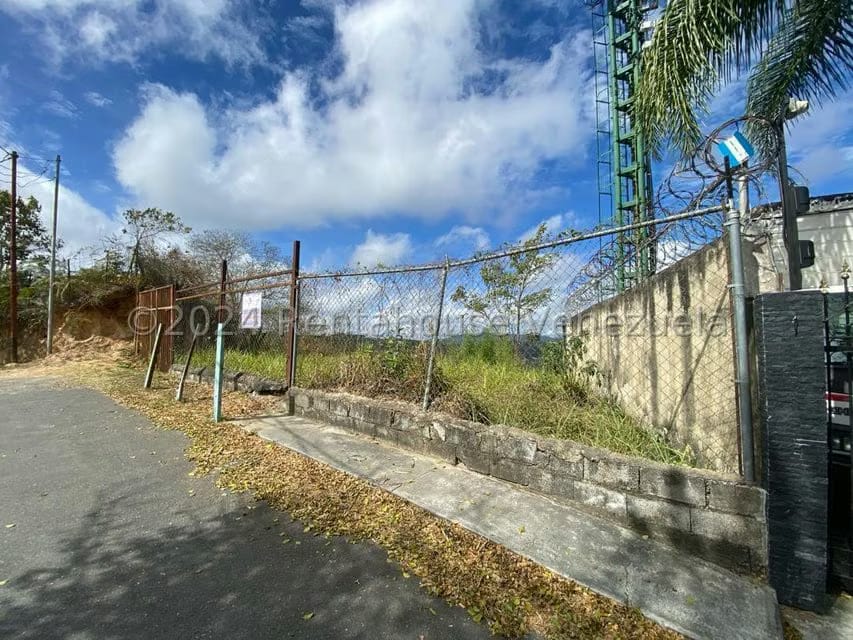 Terreno (Residencial) en Venta en Los Robles, Distrito Metropolitano - 3
