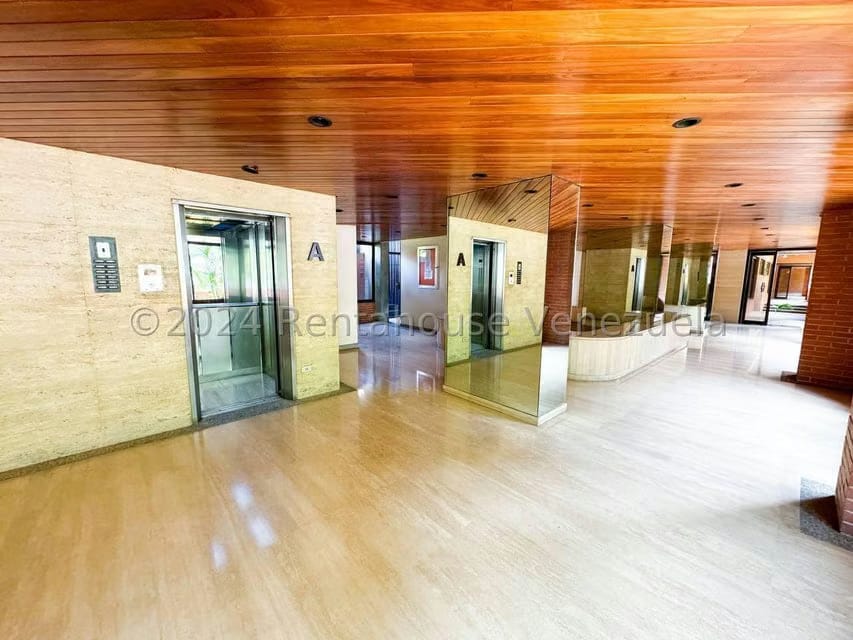 Apartamento (1 Nivel) en Venta en Los Dos Caminos, Distrito Metropolitano - 2