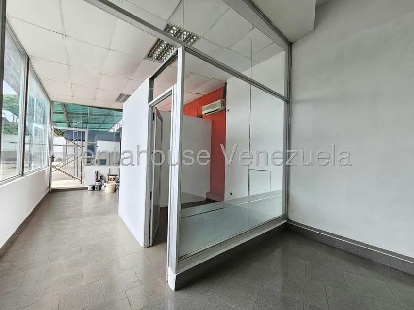 Comercial (Local Comercial) en Alquiler en Zona Industrial 2, Lara - 35