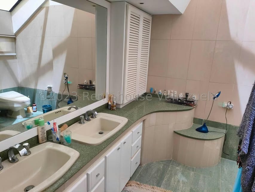 Casa (Multipes Niveles) en Venta en Cumbres de Curumo, Distrito Metropolitano - 17