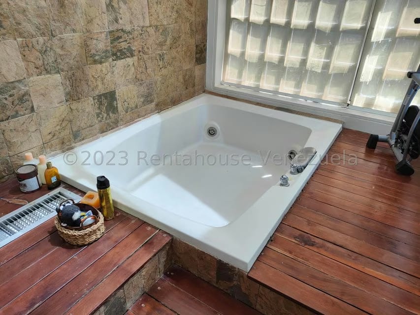 Casa (Multipes Niveles) en Venta en Cumbres de Curumo, Distrito Metropolitano - 19