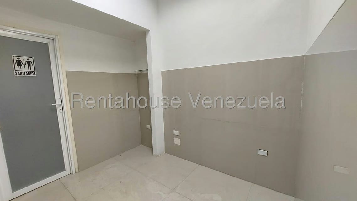 Comercial (Local Comercial) en Alquiler en Los Chaguaramos, Distrito Metropolitano - 4