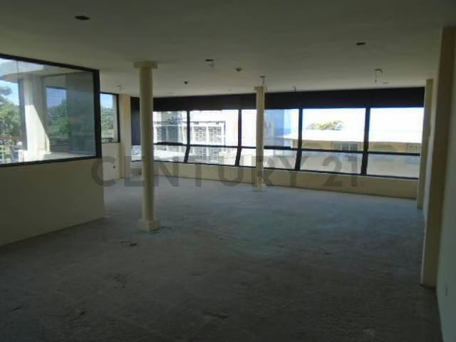 Excelente Edificio Comercial y de Oficinas - 13