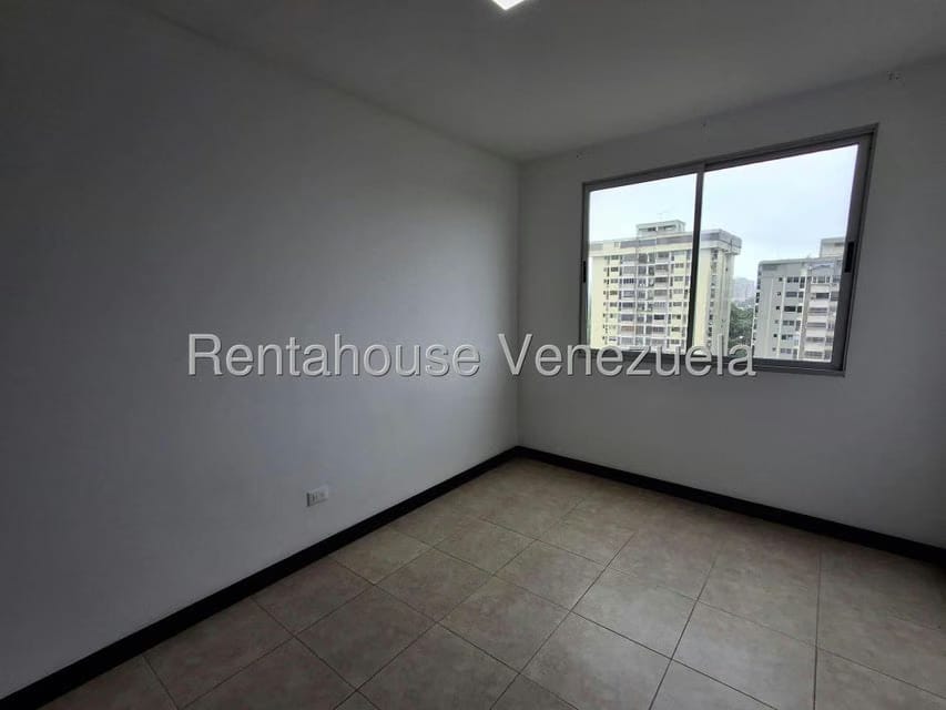 Apartamento (1 Nivel) en Alquiler en Zona Este, Lara - 24
