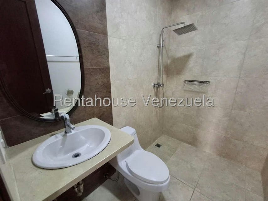 Apartamento (1 Nivel) en Alquiler en Zona Este, Lara - 26