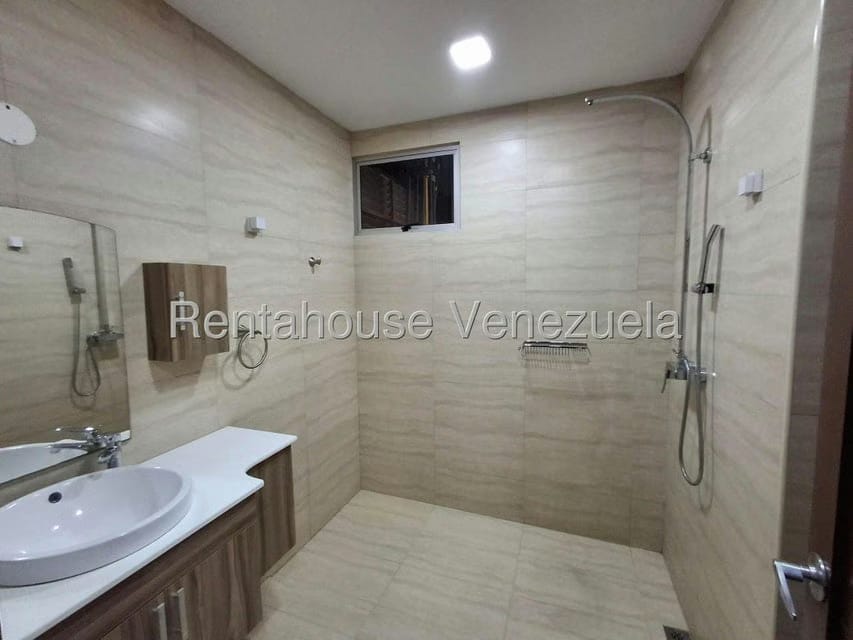 Apartamento (1 Nivel) en Alquiler en Zona Este, Lara - 31