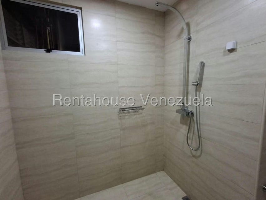 Apartamento (1 Nivel) en Alquiler en Zona Este, Lara - 33