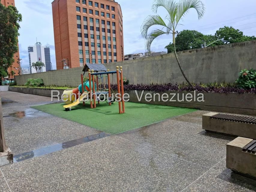 Apartamento (1 Nivel) en Alquiler en Zona Este, Lara - 42
