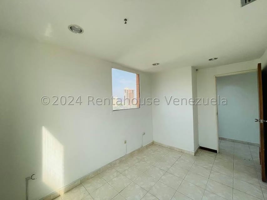 Comercial (Oficina) en Alquiler en Avenida Bolivar, Aragua - 13