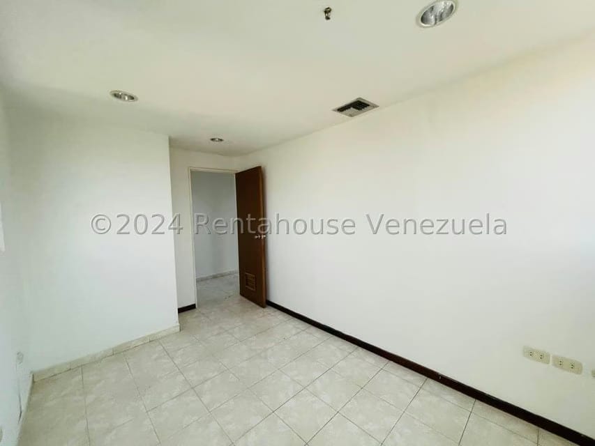 Comercial (Oficina) en Alquiler en Avenida Bolivar, Aragua - 14