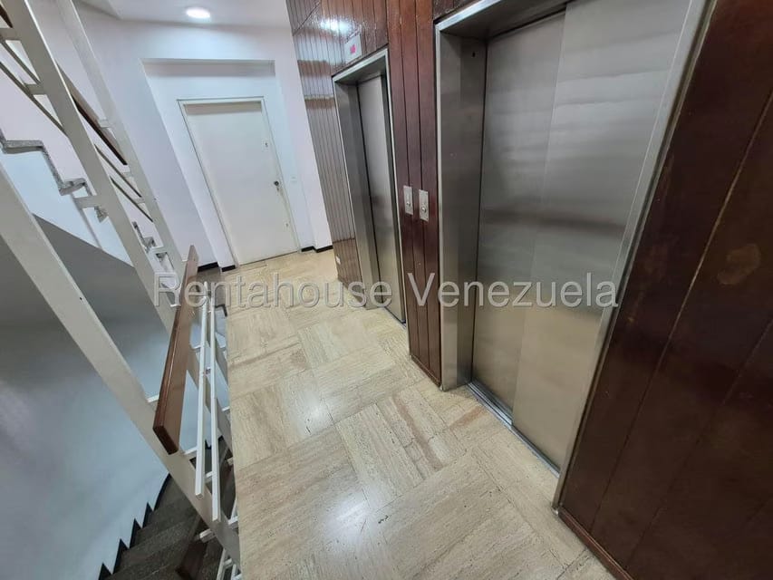 Apartamento (1 Nivel) en Alquiler en Los Palos Grandes, Distrito Metropolitano - 17