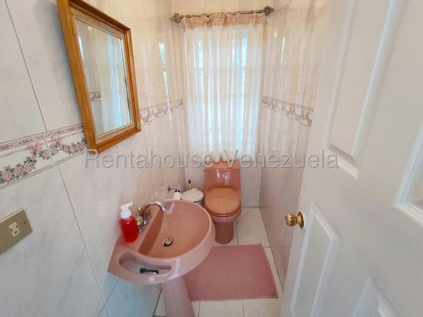 Casa (Multipes Niveles) en Venta en Lomas de La Lagunita, Distrito Metropolitano - 22