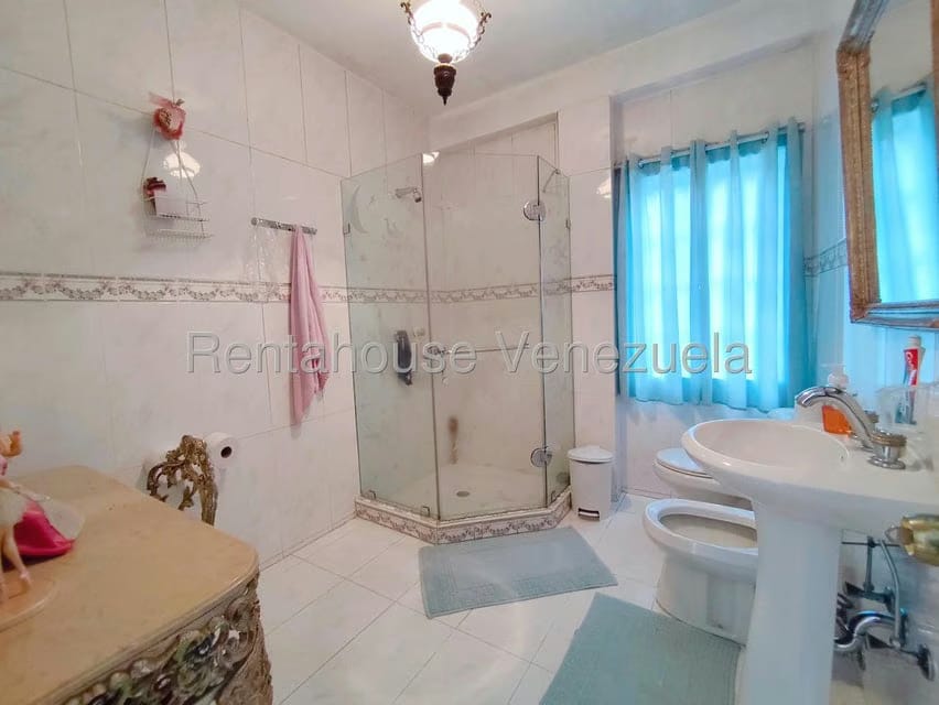 Casa (Multipes Niveles) en Venta en Lomas de La Lagunita, Distrito Metropolitano - 41