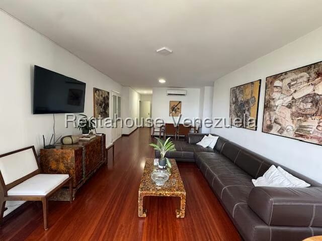 Apartamento (1 Nivel) en Alquiler en Los Palos Grandes, Distrito Metropolitano - 4