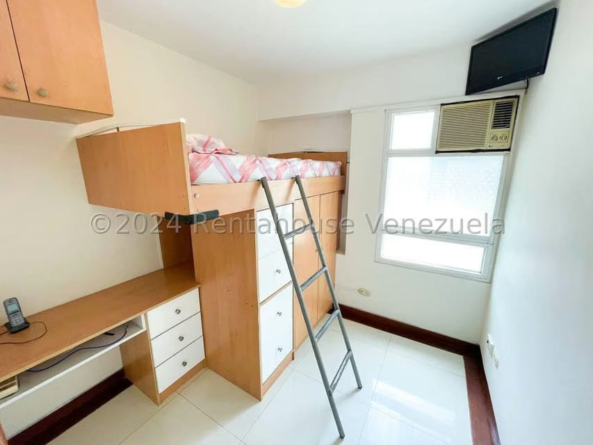 Apartamento (1 Nivel) en Alquiler en Los Palos Grandes, Distrito Metropolitano - 16