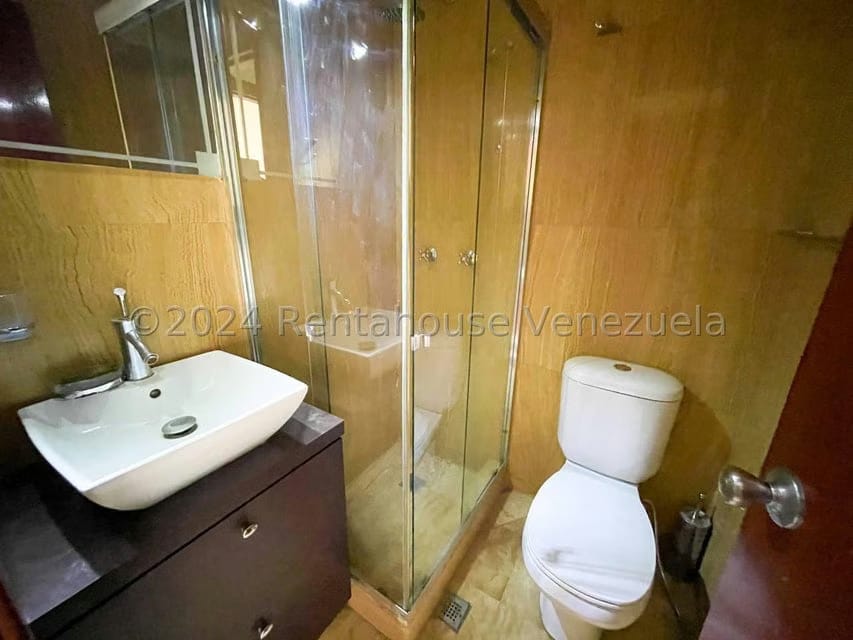 Apartamento (1 Nivel) en Alquiler en Los Palos Grandes, Distrito Metropolitano - 18