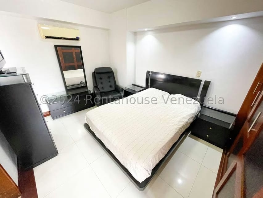 Apartamento (1 Nivel) en Alquiler en Los Palos Grandes, Distrito Metropolitano - 21