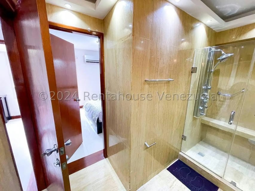 Apartamento (1 Nivel) en Alquiler en Los Palos Grandes, Distrito Metropolitano - 24