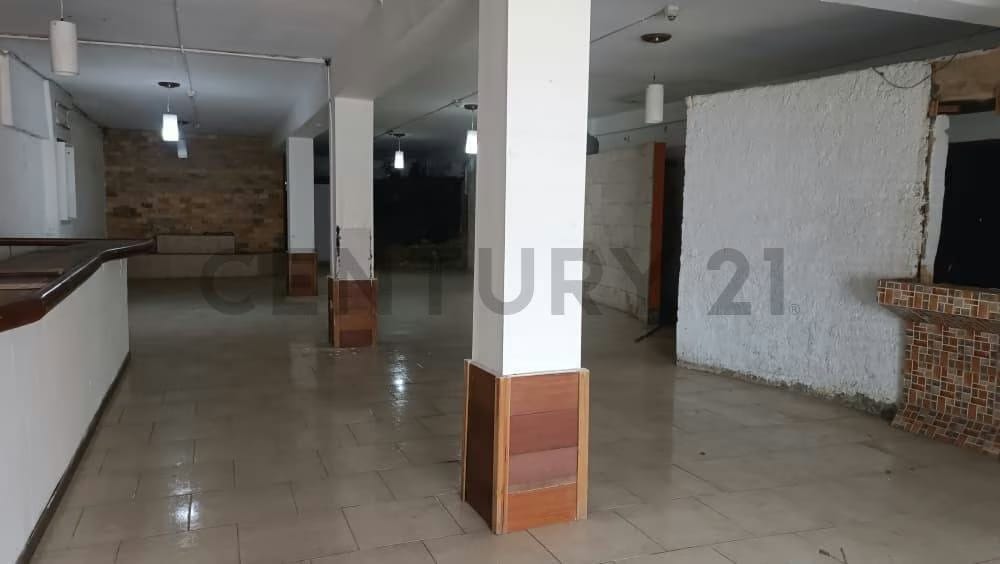 En venta, local para restaurant con Casa, terreno, oficinas y galpón - 5
