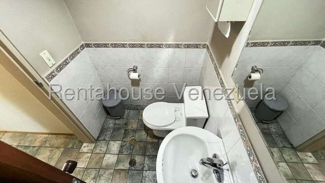 Comercial (Oficina) en Alquiler en Los Palos Grandes, Distrito Metropolitano - 16