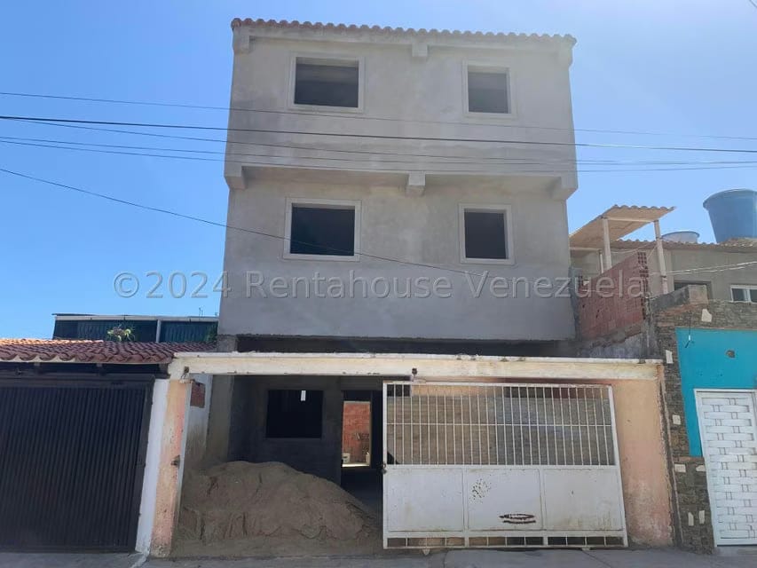 Casa (Multipes Niveles) en Venta en La Arboleda, Nueva Esparta - 2