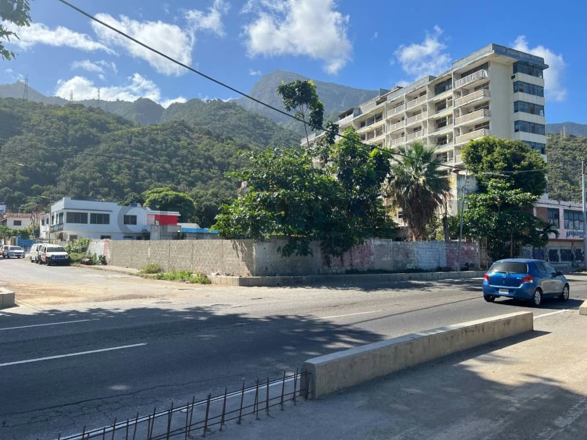 Se alquila terreno para uso comercial en Macuto - 2