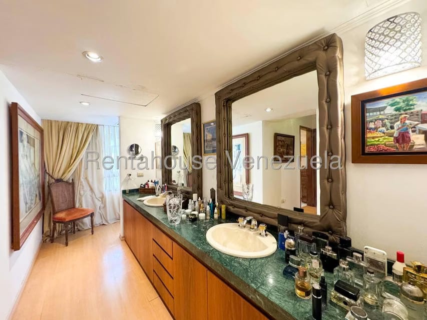 Apartamento (1 Nivel) en Venta en Los Palos Grandes, Distrito Metropolitano - 35