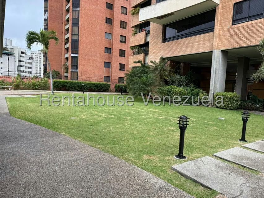 Apartamento (1 Nivel) en Alquiler en Los Dos Caminos, Distrito Metropolitano - 4