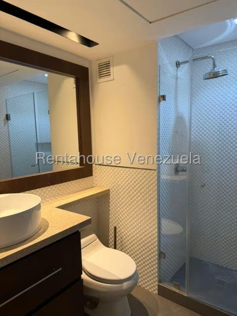 Apartamento (1 Nivel) en Alquiler en Los Dos Caminos, Distrito Metropolitano - 10