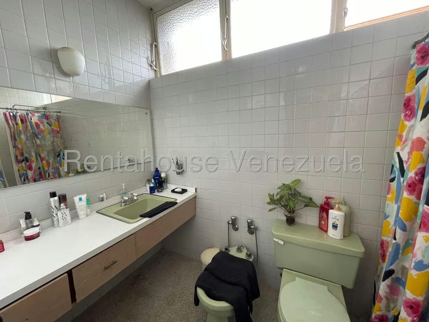 Casa (Multipes Niveles) en Venta en Cumbres de Curumo, Distrito Metropolitano - 24