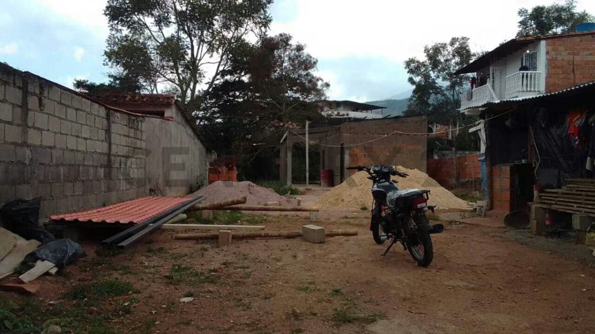 En Venta Terreno con Avances de Construcción - 2