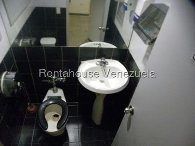 Comercial (Local Comercial) en Alquiler en El Rosal, Distrito Metropolitano - 11