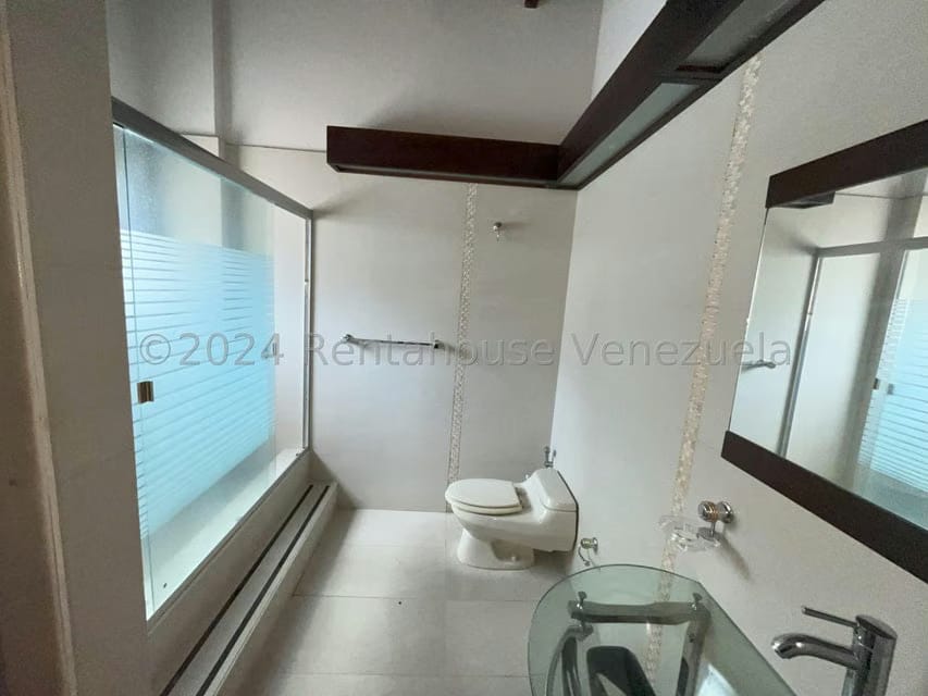 Casa (Multipes Niveles) en Venta en Colinas de Santa Monica, Distrito Metropolitano - 30