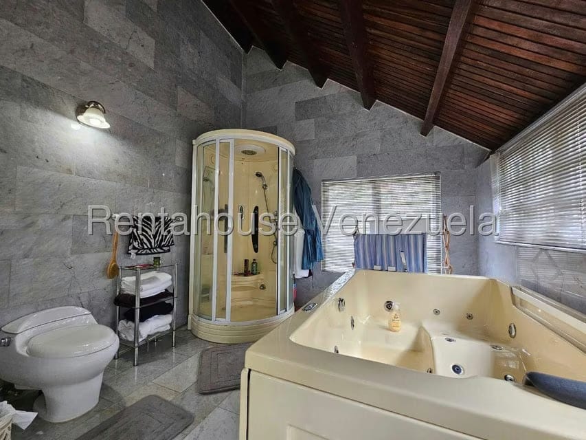 Casa (Duplex) en Venta en Los Guayabitos, Distrito Metropolitano - 34