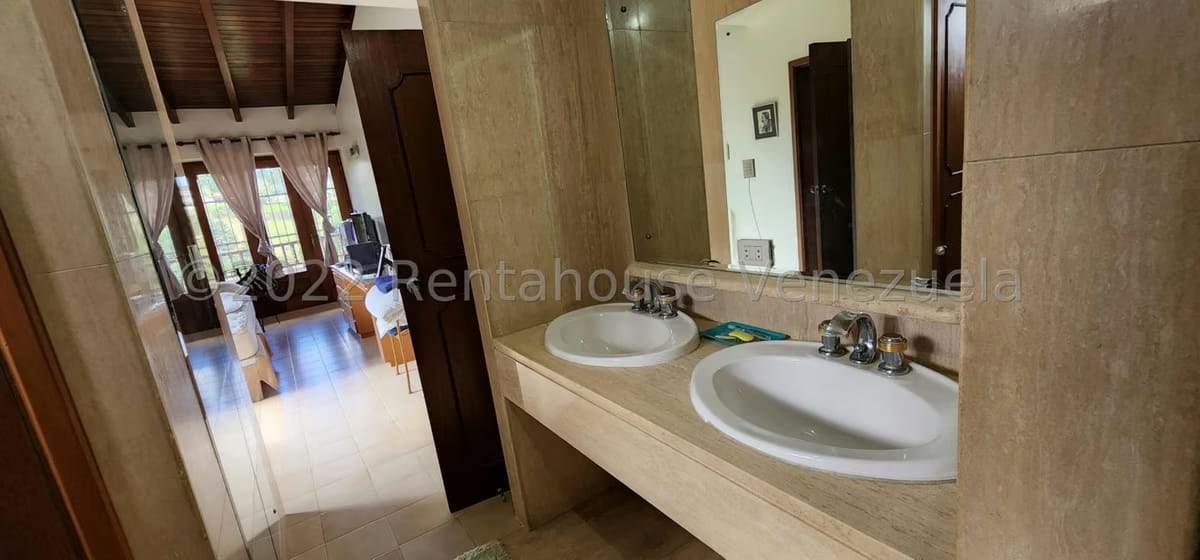 Casa (Multipes Niveles) en Venta en Lomas de La Lagunita, Distrito Metropolitano - 63