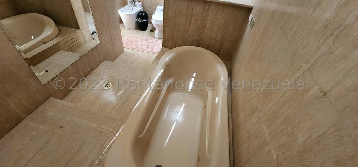 Casa (Multipes Niveles) en Venta en Lomas de La Lagunita, Distrito Metropolitano - 65