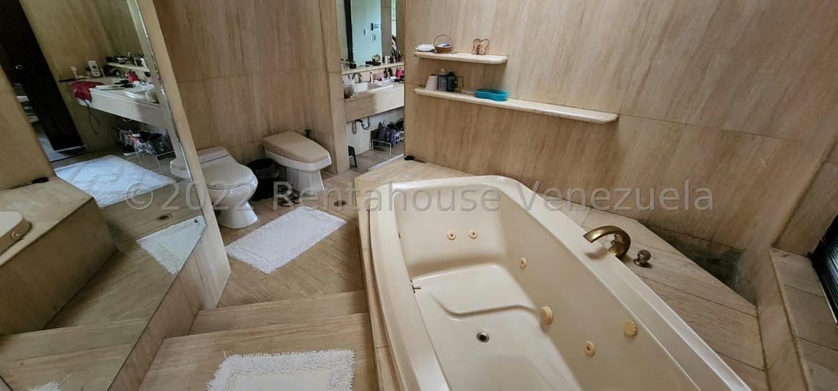 Casa (Multipes Niveles) en Venta en Lomas de La Lagunita, Distrito Metropolitano - 66