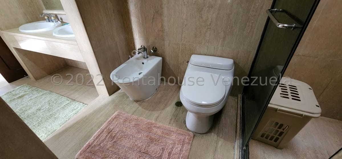 Casa (Multipes Niveles) en Venta en Lomas de La Lagunita, Distrito Metropolitano - 70