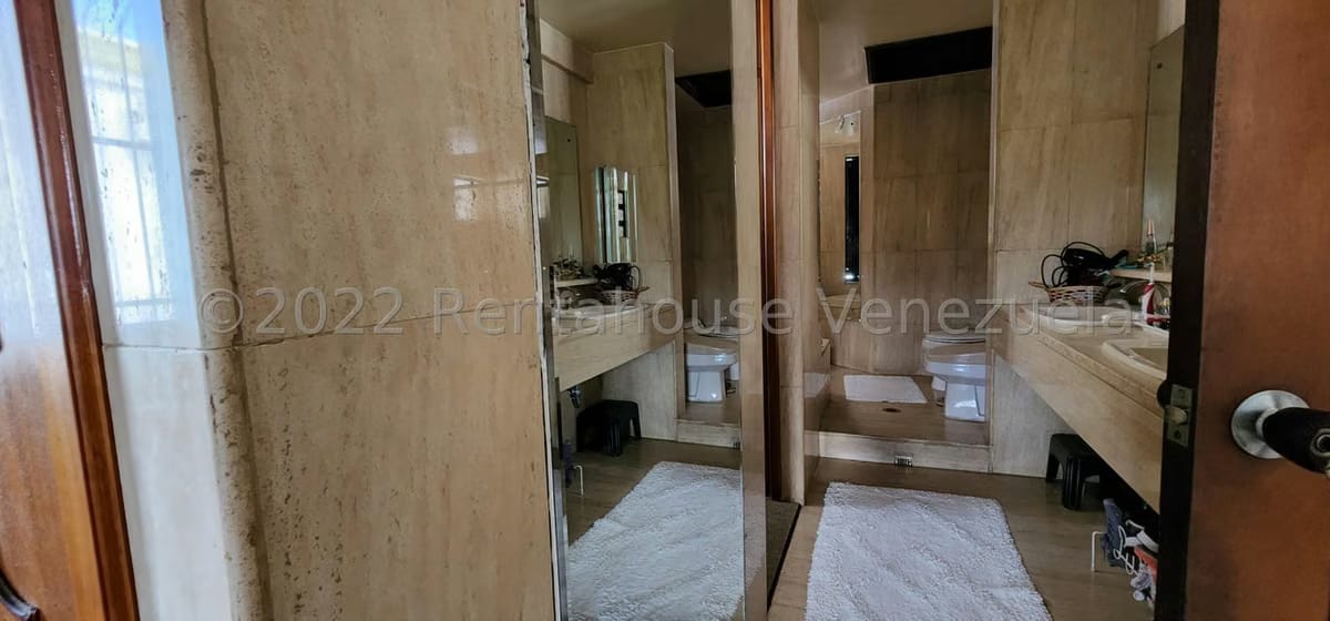 Casa (Multipes Niveles) en Venta en Lomas de La Lagunita, Distrito Metropolitano - 77