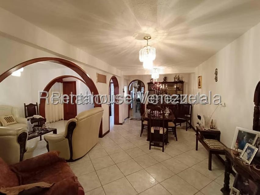 Townhouse (Multiples Niveles) en Venta en El Castillejo, Miranda - 2