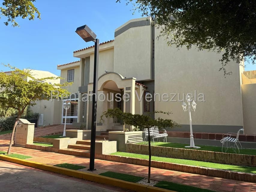 Townhouse (Multiples Niveles) en Venta en Doral Norte, Zulia - 3