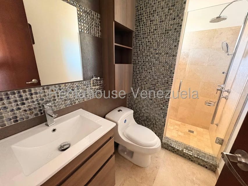 Townhouse (Multiples Niveles) en Venta en Doral Norte, Zulia - 51