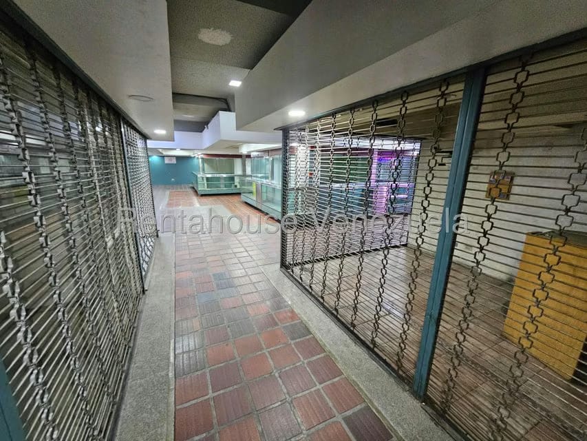 Comercial (Local Comercial) en Alquiler en Las Salias, Miranda - 35