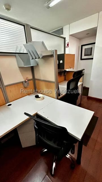 Comercial (Oficina) en Alquiler en Los Palos Grandes, Distrito Metropolitano - 3